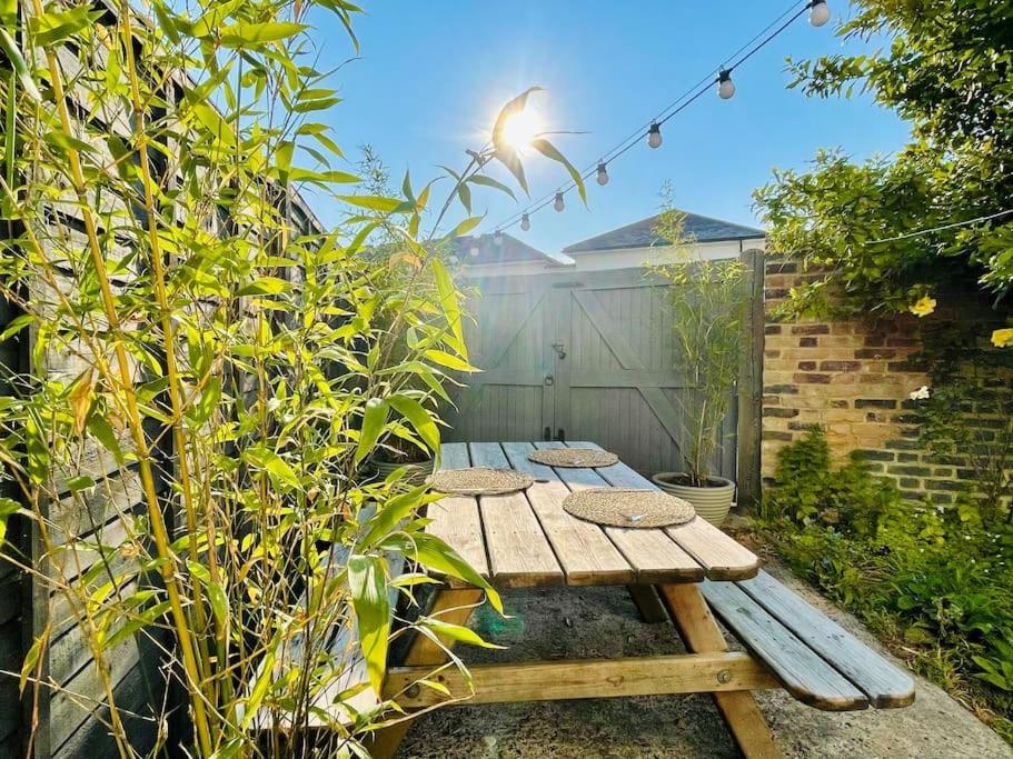 Northdene Cottage: Cozy Seaside Retreat With Woodburning Charm Holiday home *