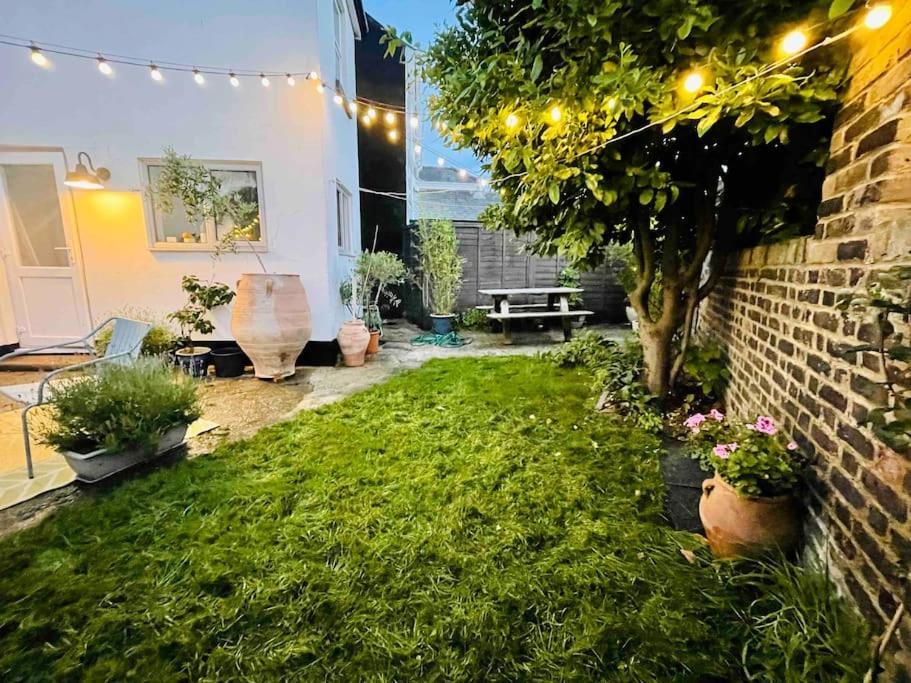 Northdene Cottage: Cozy Seaside Retreat With Woodburning Charm Holiday home *